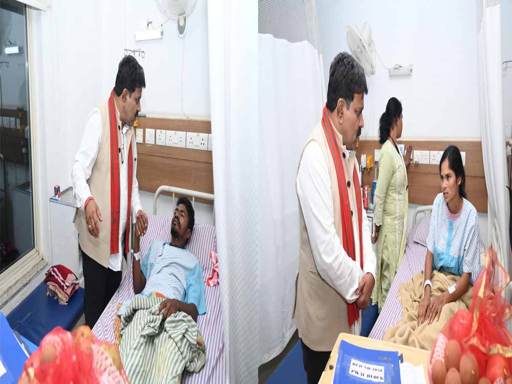 उपमुख्यमंत्री श्री विजय शर्मा ने आईईडी ब्लास्ट में घायल जवानों से अस्पताल में की मुलाकात उपमुख्यमंत्री श्री विजय शर्मा ने आईईडी ब्लास्ट में घायल जवानों से अस्पताल में की मुलाकात