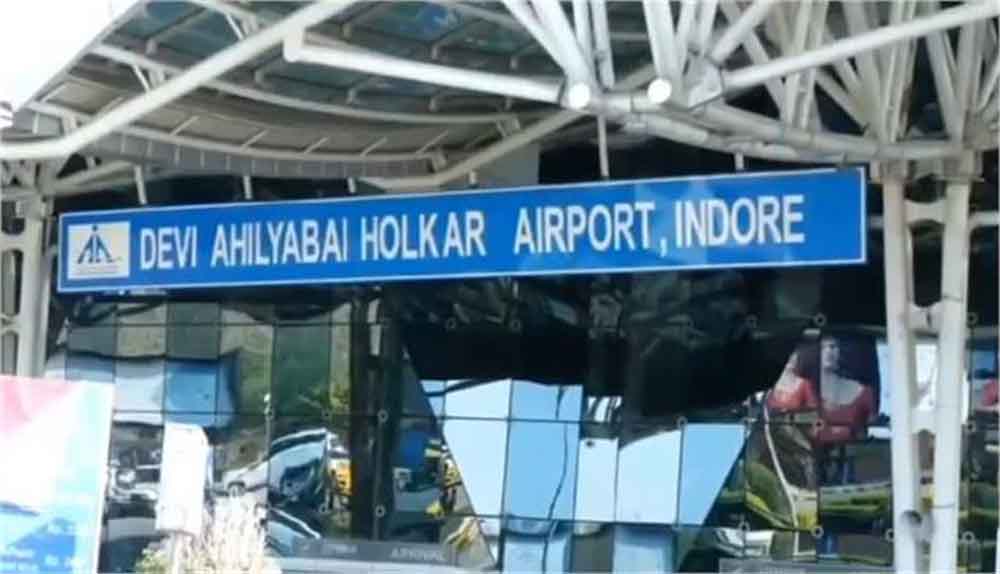 इंदौर एयरपोर्ट पर एयर इंडिया एक्सप्रेस फ्लाइट की इमरजेंसी लैंडिंग, एक साल के बच्चे की मौत