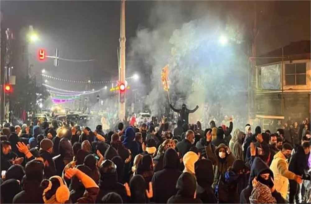 ईरान सरकार का कड़ा रुख: प्रदर्शनकारियों के लिए 72 घंटे का अल्टीमेटम ईरान सरकार का कड़ा रुख: प्रदर्शनकारियों के लिए 72 घंटे का अल्टीमेटम