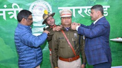 मुख्यमंत्री हेमंत सोरेन ने आईपीएस प्रमोट अधिकारियों को दी बधाई, बैच पहनाकर किया सम्मानित