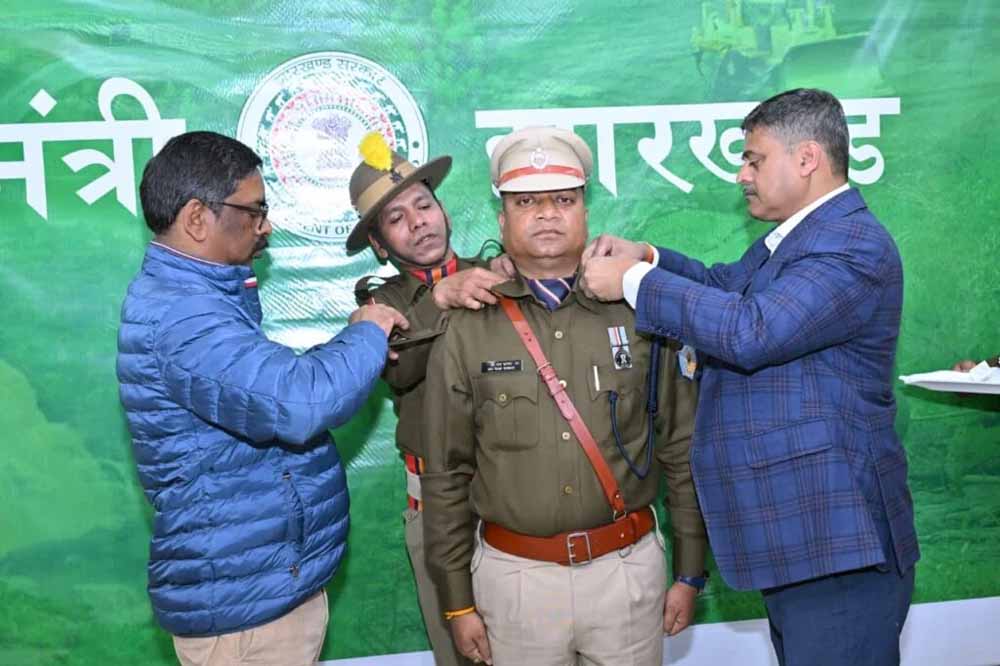 मुख्यमंत्री हेमंत सोरेन ने आईपीएस प्रमोट अधिकारियों को दी बधाई, बैच पहनाकर किया सम्मानित