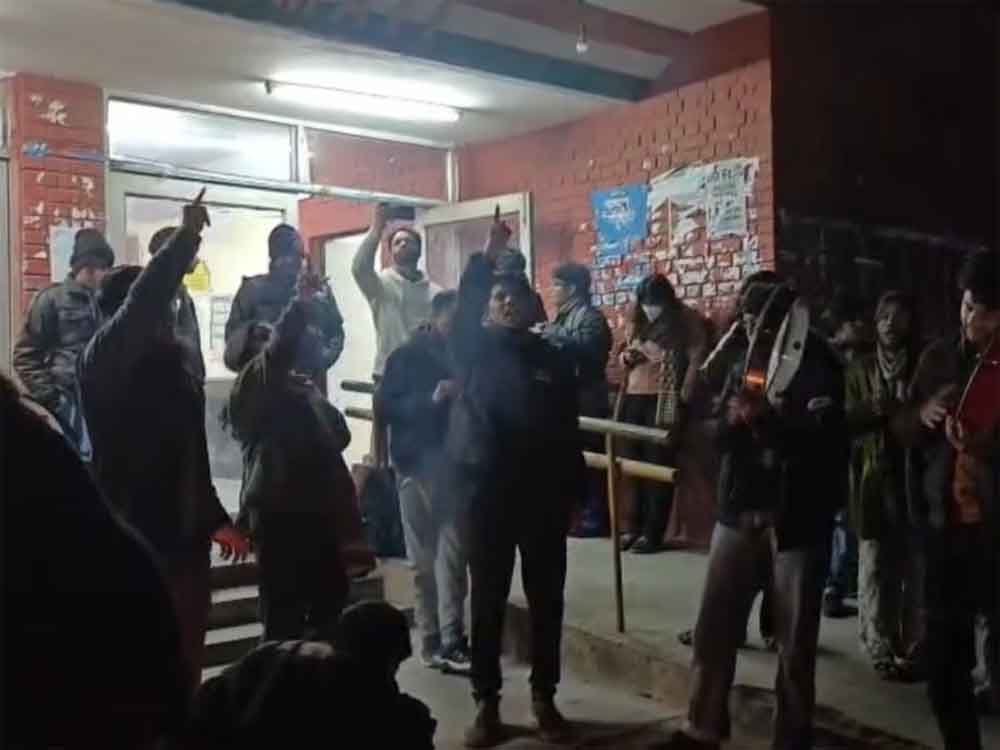 JNU में पीएम मोदी और अमित शाह के खिलाफ लगे आपत्तिजनक नारे, ‘कब्र खुदेगी’ बयान पर मचा बवाल