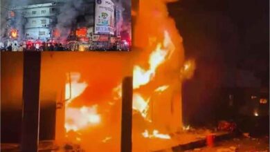 कराची मॉल में आग का कहर: 3 की मौत, दर्जनों दुकानें खाक कराची मॉल में आग का कहर: 3 की मौत, दर्जनों दुकानें खाक