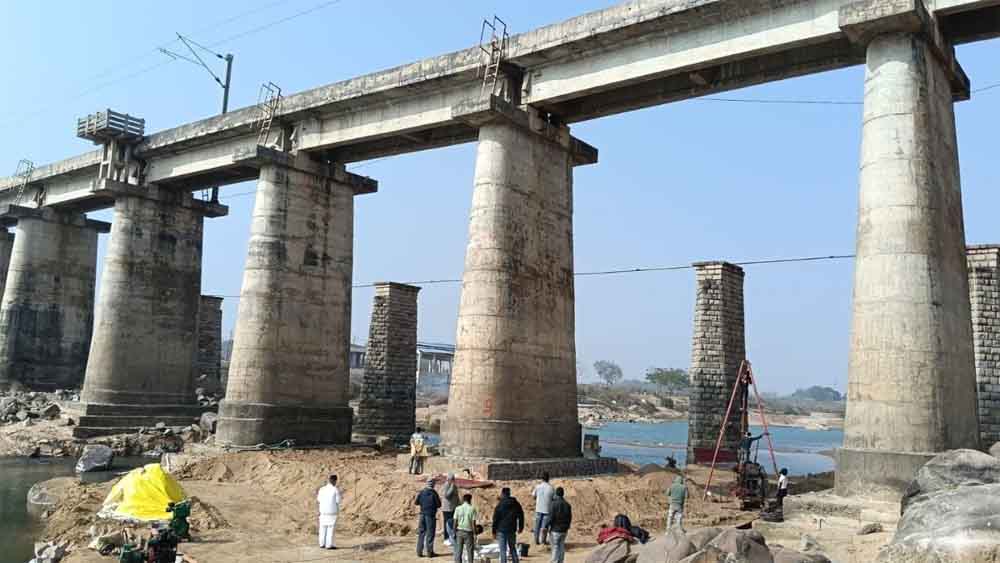 कोयल नदी रेलवे पुल में दरार से हड़कंप, 2 महीने तक कई ट्रेनें रद्द, लोहरदगा स्टेशन बंद कोयल नदी रेलवे पुल में दरार से हड़कंप, 2 महीने तक कई ट्रेनें रद्द, लोहरदगा स्टेशन बंद