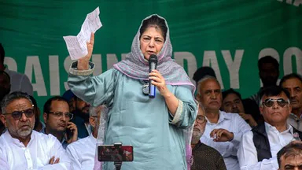 विदेशों में मस्जिदों में तस्वीरें, शेखों के लिए कालीन… मगर यहां दरगाहें सुरक्षित नहीं — मकबरे में तोड़फोड़ पर महबूबा का फूटा गुस्सा