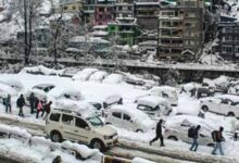 मनाली जाम से जाम! 15 KM लंबी कतार, बिजली-पानी बंद, गाड़ियों में रात गुजारने को मजबूर पर्यटक