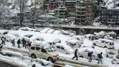 मनाली जाम से जाम! 15 KM लंबी कतार, बिजली-पानी बंद, गाड़ियों में रात गुजारने को मजबूर पर्यटक