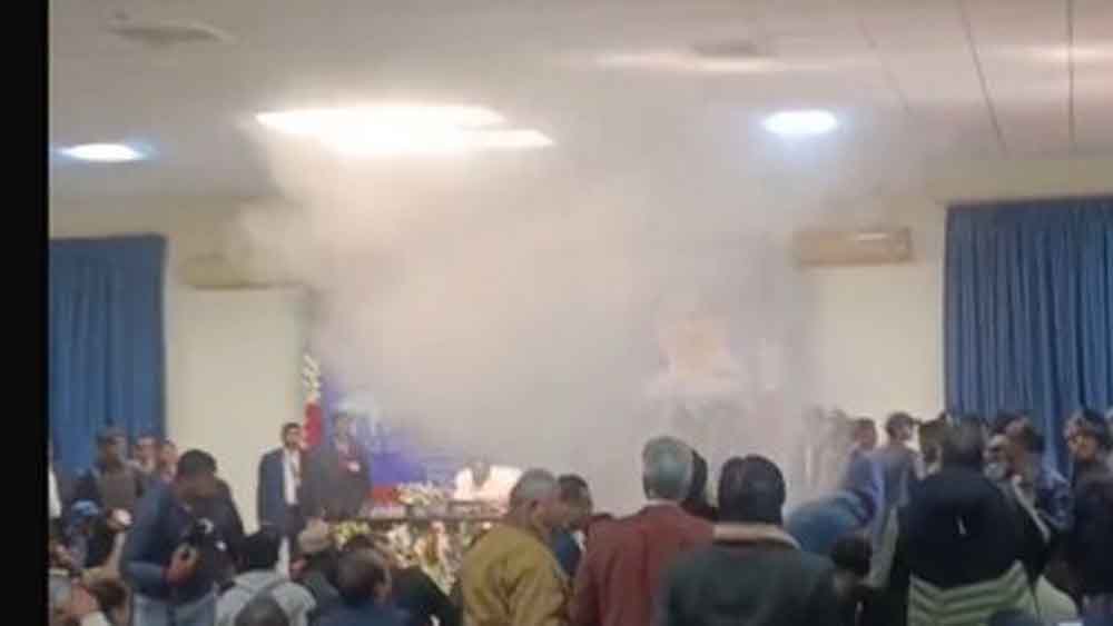 मायावती की प्रेस कॉन्फ्रेंस में शॉर्ट सर्किट से हड़कंप, सुरक्षा घेरे में बाहर लाई गईं बसपा सुप्रीमो मायावती की प्रेस कॉन्फ्रेंस में शॉर्ट सर्किट से हड़कंप, सुरक्षा घेरे में बाहर लाई गईं बसपा सुप्रीमो