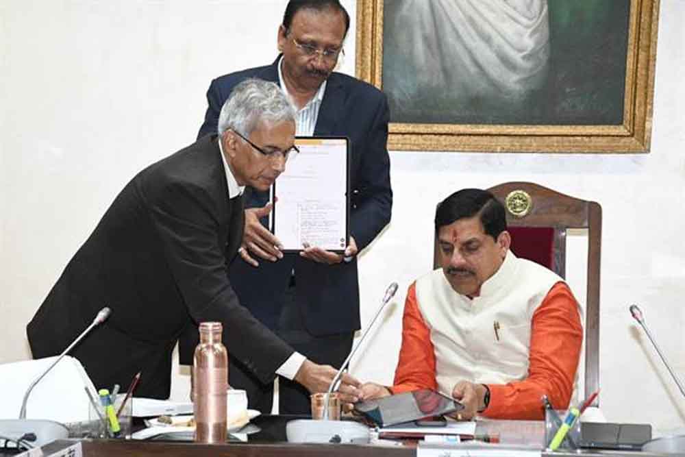 मंत्रि-परिषद की बैठक में मंत्री-परिषद सदस्यों को मिले टैबलेट