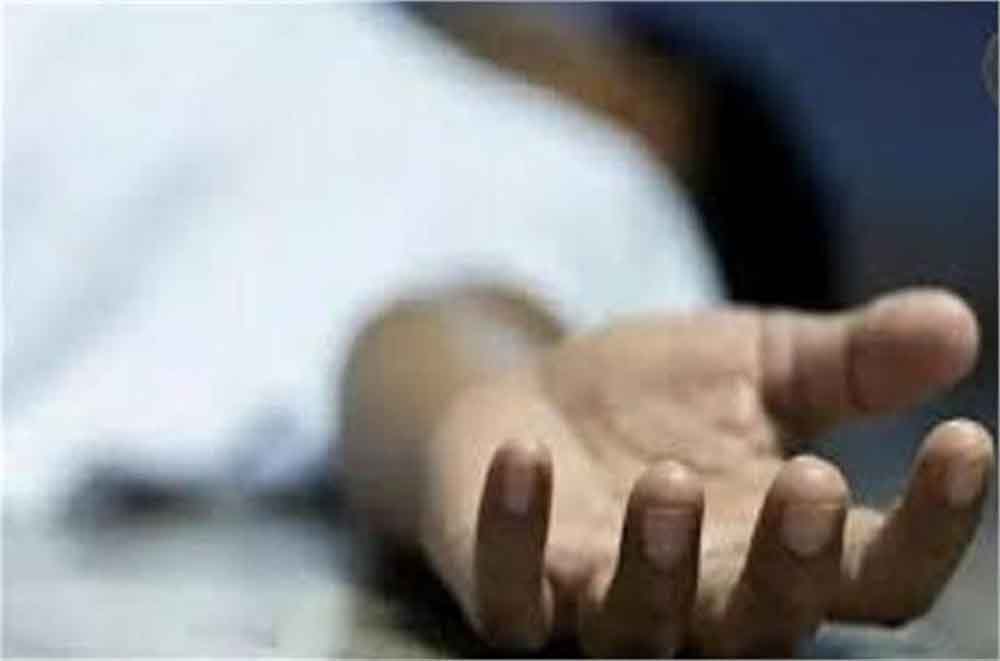 पत्नी ने बेटी संग किया चौंकाने वाला कदम, पति की साली से शादी पर घर में मच गई चीख-पुकार पत्नी ने बेटी संग किया चौंकाने वाला कदम, पति की साली से शादी पर घर में मच गई चीख-पुकार