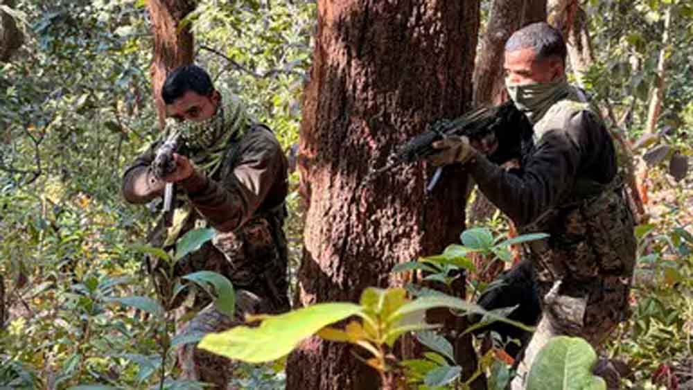 झारखंड में नक्सलियों पर बड़ा वार: मुठभेड़ में 21 ढेर, जवानों ने पूरी टीम को घेरा