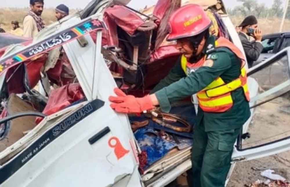 पाकिस्तान के पंजाब में भीषण सड़क हादसा, तीन लोगों की दर्दनाक मौत
