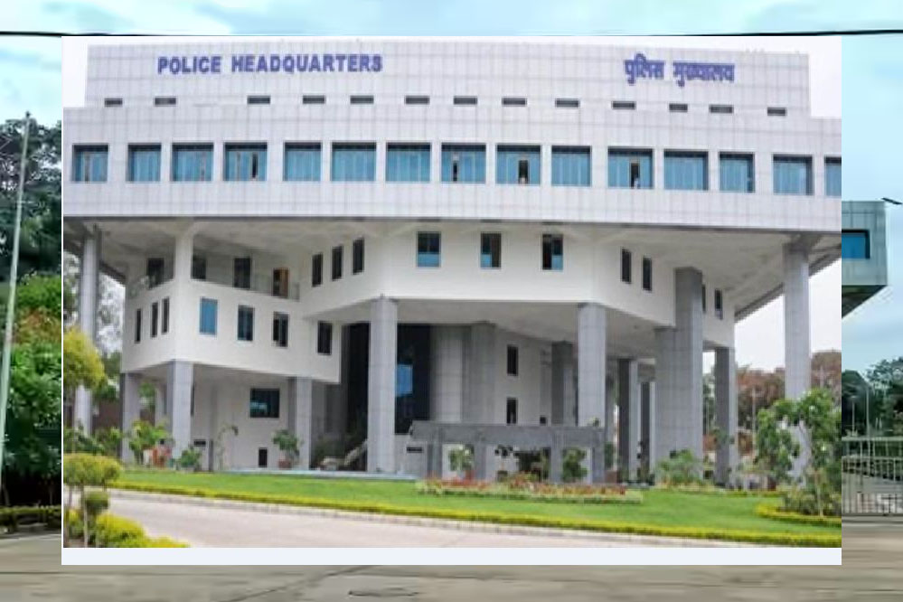 डीजीपी ने भारतीय पुलिस सेवा के पदोन्नत अधिकारियों को लगाई रैंक