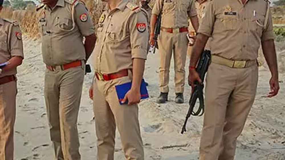 राम मंदिर पर अश्लील पोस्ट से भड़की हिंसा, यूपी में पुलिस के सामने हिंदूवादी नेताओं पर पथराव