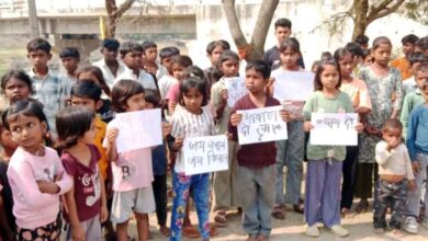 पांगरी बांध मुआवजा विवाद: बुरहानपुर में किसानों के बच्चों ने संभाला मोर्चा, दो गुना मुआवजे की मांग तेज पांगरी बांध मुआवजा विवाद: बुरहानपुर में किसानों के बच्चों ने संभाला मोर्चा, दो गुना मुआवजे की मांग तेज