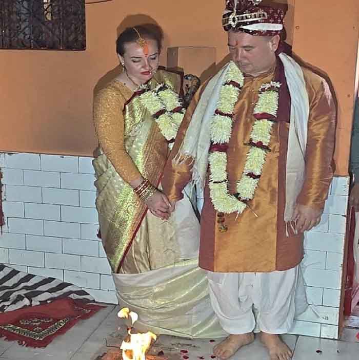 सनातन संस्कृति से प्रभावित रूस: गंगा तट पर रशियन दंपत्ति ने रचाया वैदिक विवाह, सिंदूर दान में भावुक पल सनातन संस्कृति से प्रभावित रूस: गंगा तट पर रशियन दंपत्ति ने रचाया वैदिक विवाह, सिंदूर दान में भावुक पल