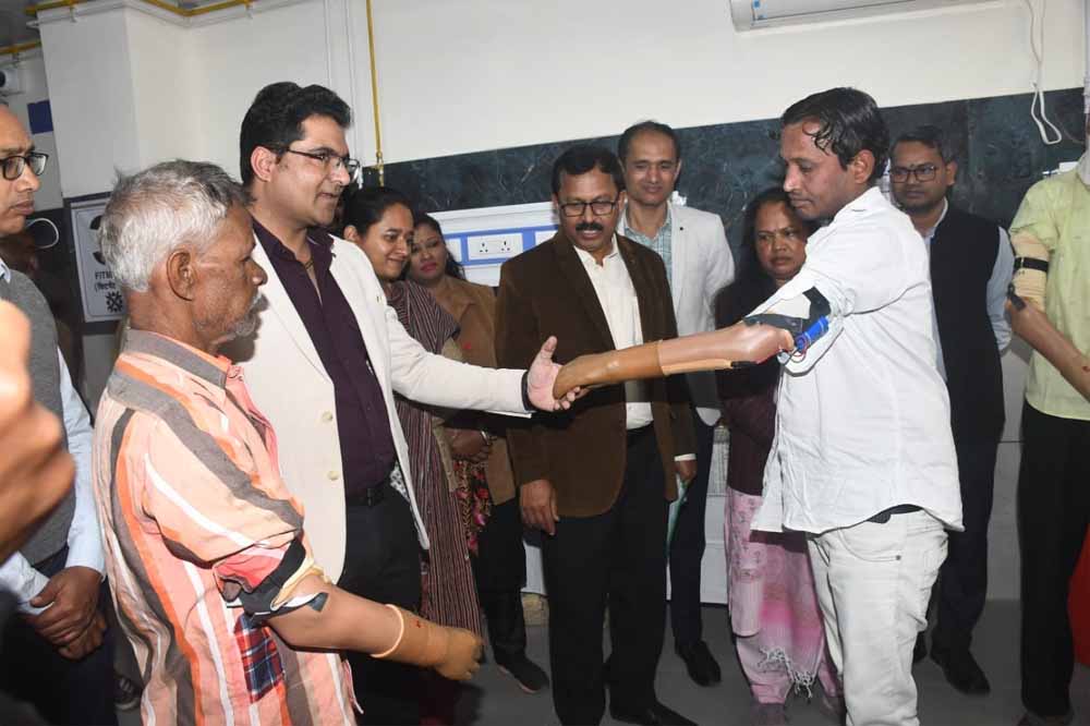 स्वास्थ्य विभाग की पहल से ज़िंदगी को नई रफ्तार, कोई फिर चलाएगा गाड़ी तो कोई थामेगा कलम