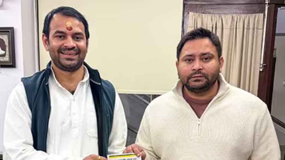 दही-चूड़ा भोज में नहीं पहुंचे तेजस्वी यादव, तेज प्रताप बोले– देर से सोकर उठते हैं