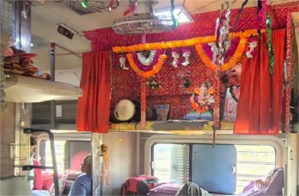 स्लीपर कोच में बने भगवान गणेश के मंदिर, बिहार से चली अनोखी आस्था ट्रेन स्लीपर कोच में बने भगवान गणेश के मंदिर, बिहार से चली अनोखी आस्था ट्रेन