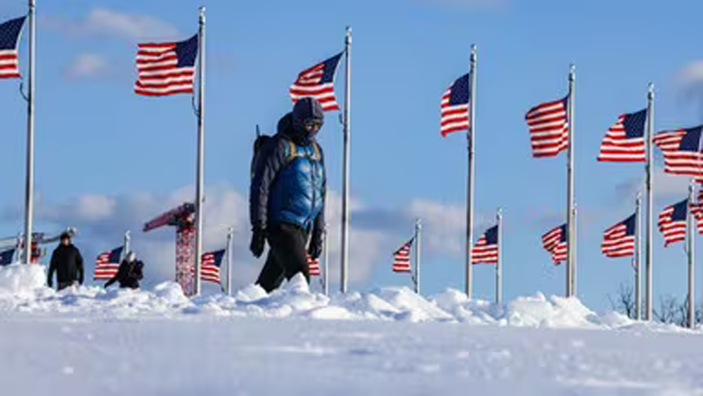 बर्फीले कहर से जकड़ा आधा अमेरिका, ‘आइसक्वेक’ का प्रहार; हजारों फ्लाइट रद्द, 30 की मौत बर्फीले कहर से जकड़ा आधा अमेरिका, ‘आइसक्वेक’ का प्रहार; हजारों फ्लाइट रद्द, 30 की मौत