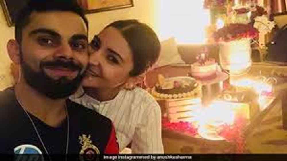 विराट–अनुष्का की फोटो पर चहल का मजेदार कमेंट, सोशल मीडिया पर मचा हंगामा विराट–अनुष्का की फोटो पर चहल का मजेदार कमेंट, सोशल मीडिया पर मचा हंगामा