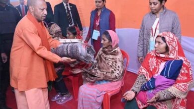 मुख्यमंत्री ने भीषण ठंड में  रैनबसेरा पहुंच लोगों का जाना हाल