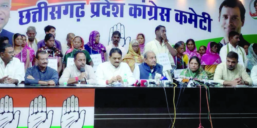 मतदाता सूची से नाम कटने पर बवाल: ‘मैं जीवित हूं’ तख्ती लेकर कांग्रेस भवन पहुंचे लोग, SIR प्रक्रिया पर सवाल मतदाता सूची से नाम कटने पर बवाल: ‘मैं जीवित हूं’ तख्ती लेकर कांग्रेस भवन पहुंचे लोग, SIR प्रक्रिया पर सवाल
