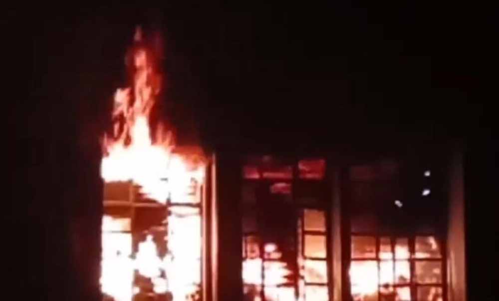 धनबाद मेडिकल कॉलेज अस्पताल में भीषण आग, जान बचाने को बाहर भागे मरीज