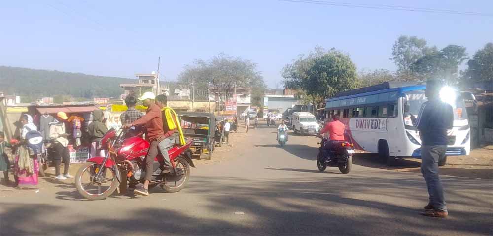 किरगी पंचायत में नहीं है ऑटो स्टैंड की सुविधा पंचायत नहीं है खतरों से खाली