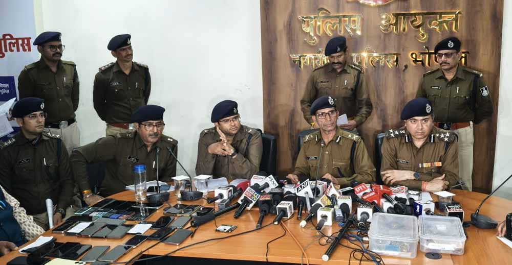 400 सौ से ज्यादा पुलिस अधिकारी और कर्मचारियों ने दी एक साथ दबिश 400 सौ से ज्यादा पुलिस अधिकारी और कर्मचारियों ने दी एक साथ दबिश