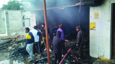 कपड़ा दुकान में भीषण आग, लाखों रुपये का माल जलकर राख