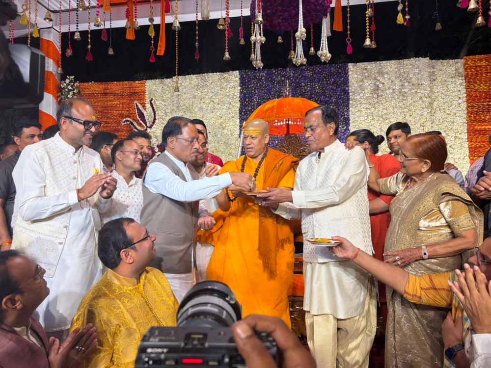 मुख्यमंत्री विष्णुदेव साय ने महामंडलेश्वर स्वामी कैलाशानंद गिरी से लिया आशीर्वाद, आध्यात्मिक विषयों पर संवाद