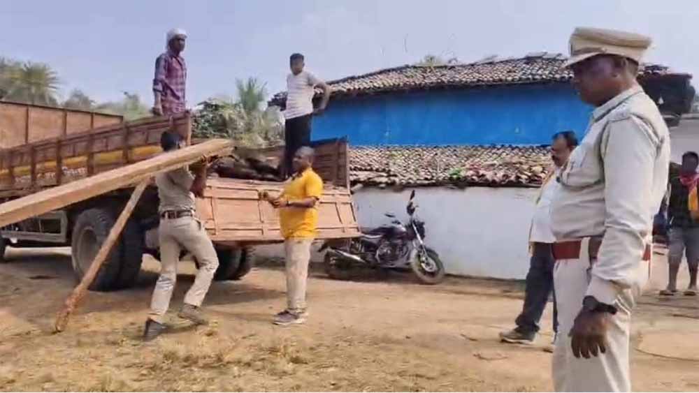 सागौन तस्करी पर वन विभाग का प्रहार, दो तस्करों के ठिकानों पर छापे, 5 लाख से ज्यादा की लकड़ी जब्त