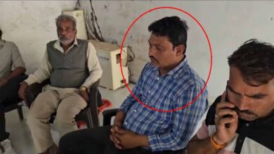 लोकायुक्त का शिकंजाः रिश्वत की दूसरी किस्त लेते पटवारी रंगे हाथों गिरफ्तार लोकायुक्त का शिकंजाः रिश्वत की दूसरी किस्त लेते पटवारी रंगे हाथों गिरफ्तार