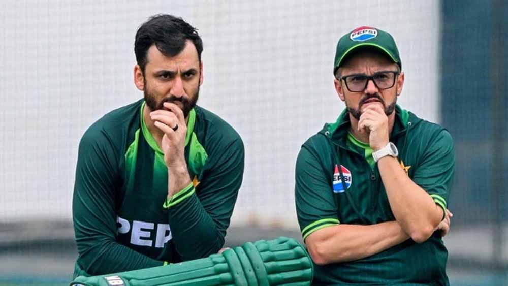 कोच माइक हेसन से नाराज़गी, पाक कप्तान ने गुस्से में पटकी बोतल—बाबर आजम दिखे असहज कोच माइक हेसन से नाराज़गी, पाक कप्तान ने गुस्से में पटकी बोतल—बाबर आजम दिखे असहज