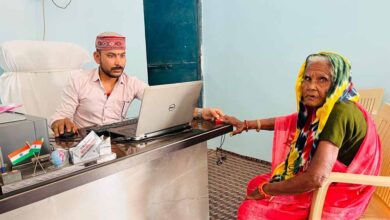 डिजिटल सुविधा केंद्र में 86 वर्षीय भक्तिन राय को अंगूठे के निशान पर मिल रही सुविधाएं डिजिटल सुविधा केंद्र में 86 वर्षीय भक्तिन राय को अंगूठे के निशान पर मिल रही सुविधाएं