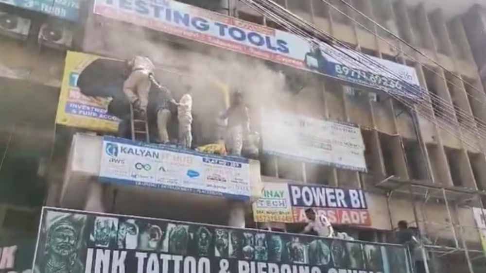 हैदराबाद कोचिंग सेंटर में भीषण आग, 90 छात्र बाल-बाल बचे; वायरल हुआ डरावना वीडियो