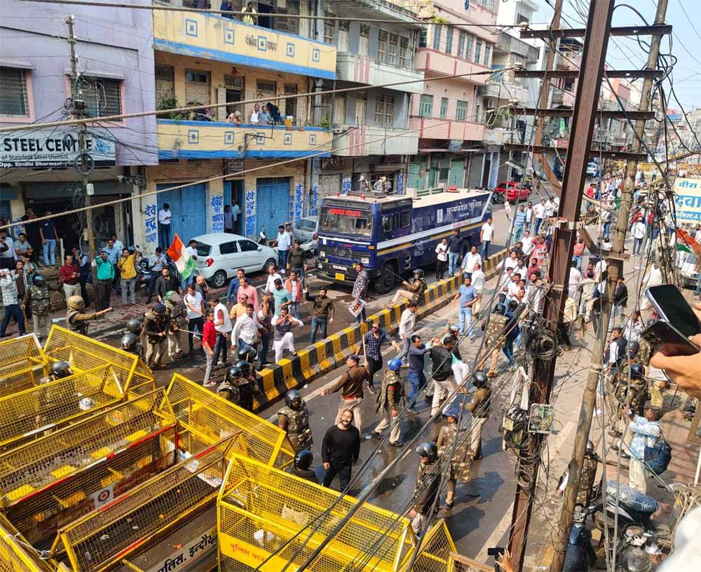 भाजपा–कांग्रेस कार्यकर्ताओं में झड़प, पथराव के साथ टमाटर और पानी की बोतलें चलीं