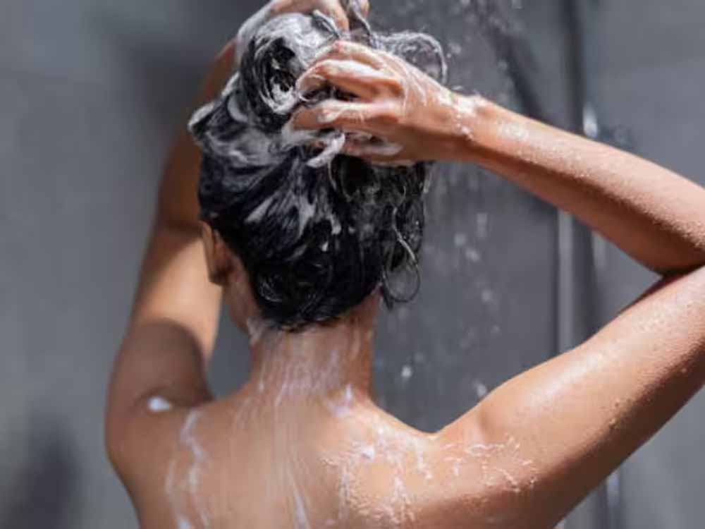 बालों को हफ्ते में कितनी बार धोएं? ऑयली, ड्राई और नॉर्मल बालों के लिए एक्सपर्ट गाइड