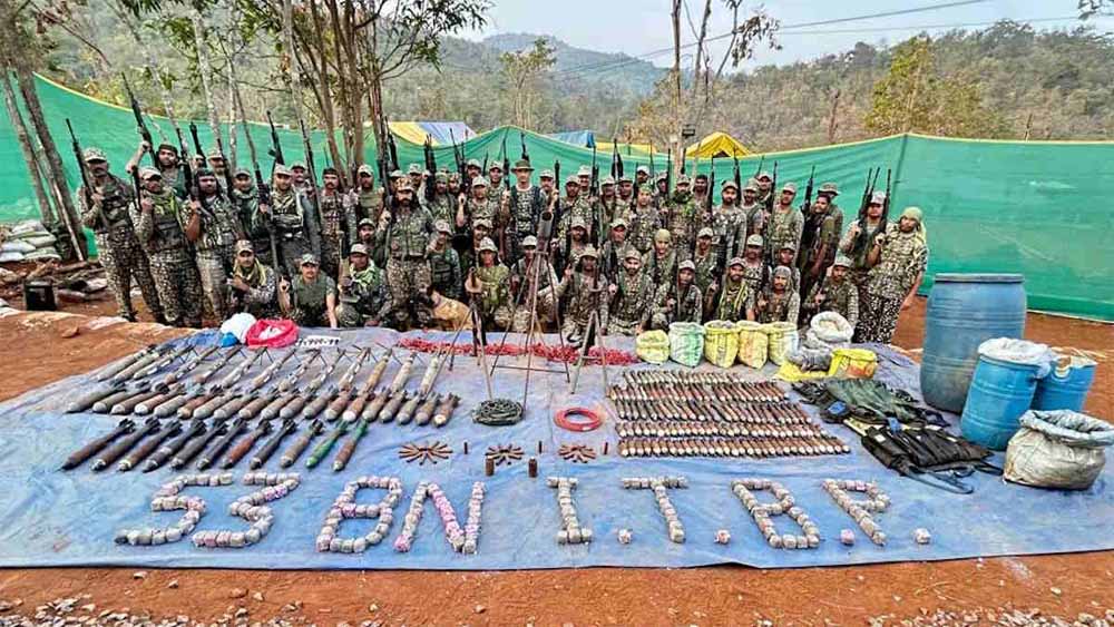 सुरक्षाबलों की बड़ी कार्रवाई, नक्सली डंप से भारी मात्रा में हथियार बरामद