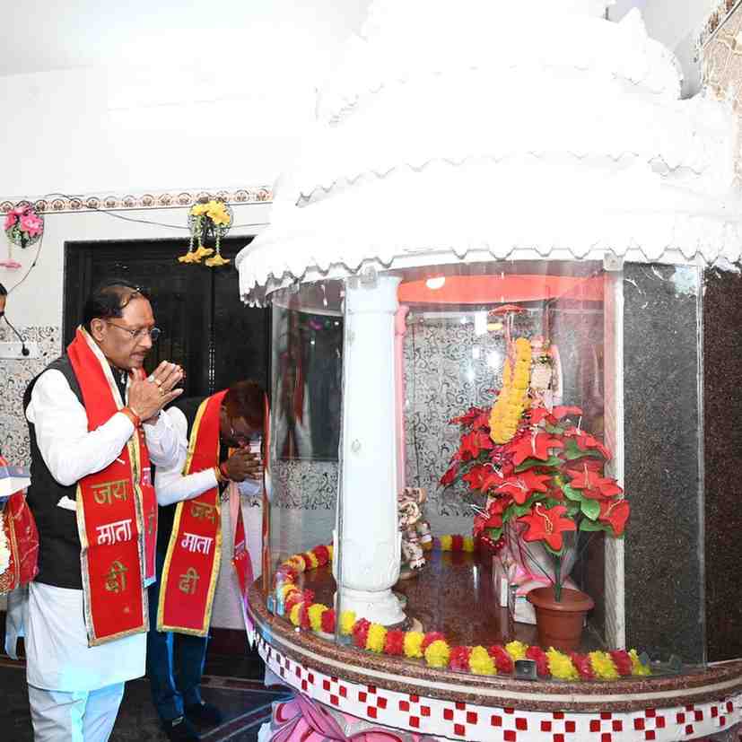 मुख्यमंत्री विष्णुदेव साय ने महालक्ष्मी मंदिर में की पूजा-अर्चना, प्रदेशवासियों की सुख-समृद्धि कामना की
