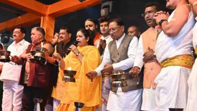 मुख्यमंत्री विष्णुदेव साय ने भगवान राजीव लोचन एवं कुलेश्वरनाथ महादेव मंदिर में की पूजा अर्चना : महानदी महाआरती में हुए शामिल, छत्तीसगढ़ की समृद्धि की प्रार्थना की