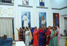 राज्यपाल के गोद ग्राम टेमरी के ग्रामीणों ने किया लोकभवन का भ्रमण राज्यपाल के गोद ग्राम टेमरी के ग्रामीणों ने किया लोकभवन का भ्रमण