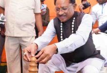 मुख्यमंत्री साय ने कुम्हार के चाक पर गढ़ा दिया, पारंपरिक शिल्पकारों से किया आत्मीय संवाद