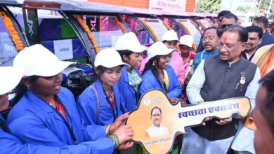 उज्ज्वला गैस, पिंक ई-रिक्शा और गार्बेज रिक्शा वितरण से आत्मनिर्भरता को मिला नया संबल