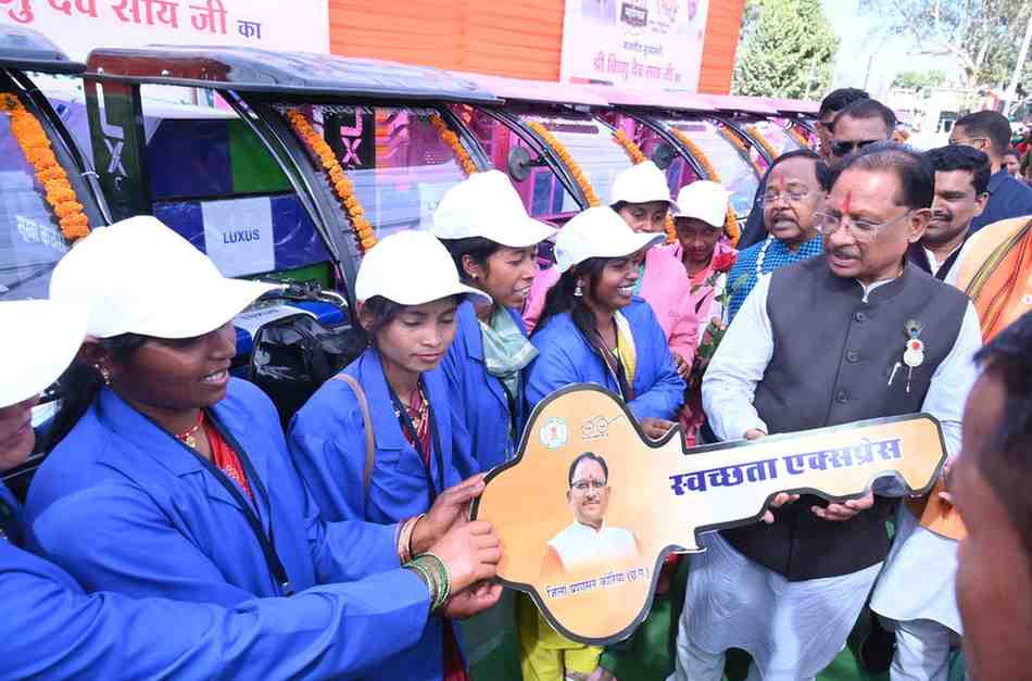 उज्ज्वला गैस, पिंक ई-रिक्शा और गार्बेज रिक्शा वितरण से आत्मनिर्भरता को मिला नया संबल उज्ज्वला गैस, पिंक ई-रिक्शा और गार्बेज रिक्शा वितरण से आत्मनिर्भरता को मिला नया संबल