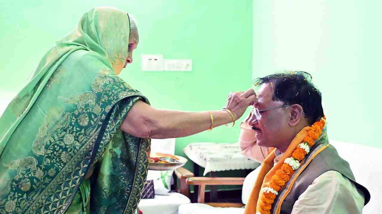 माँ का आशीर्वाद और अपार जनस्नेह : बगिया में आत्मीयता के साथ मना मुख्यमंत्री का जन्मदिन माँ का आशीर्वाद और अपार जनस्नेह : बगिया में आत्मीयता के साथ मना मुख्यमंत्री का जन्मदिन