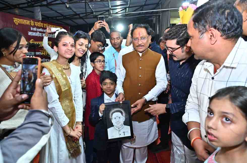 मुख्यमंत्री विष्णुदेव साय को मिलीं जन-जन की शुभकामनाएं, जन्मदिन पर मुख्यमंत्री निवास बना उल्लास का केंद्र
