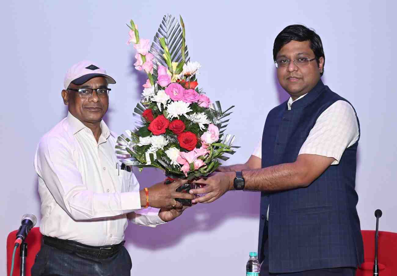 जनसंपर्क विभाग के अपर संचालक जे.एल. दरियो को सेवानिवृत्ति पर दी गई गरिमामय विदाई जनसंपर्क विभाग के अपर संचालक जे.एल. दरियो को सेवानिवृत्ति पर दी गई गरिमामय विदाई