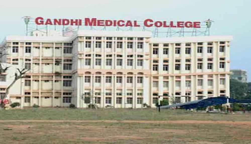 एमबीबीएस छात्रा की संदिग्ध हालात में मौत, बाथरूम में मिला शव और पास में एसिड की बोतल